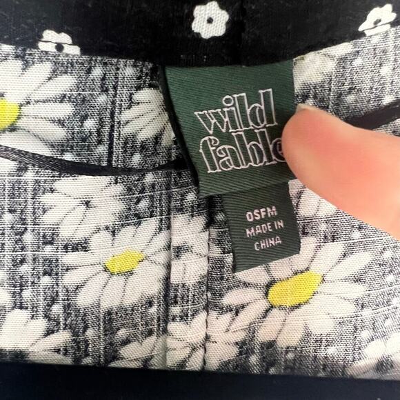 WILD FABLE DITSY DAISY FLORAL BLACK OSFM - Picture 4 of 10